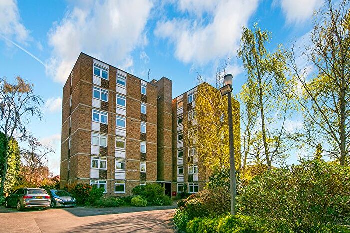 2 Bedroom Flat To Rent In Sandycombe Road, Richmond, TW9