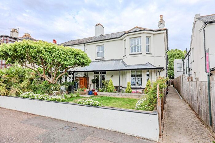 2 Bedroom Apartment For Sale In Clifftown Parade, Southend-On-Sea, SS1