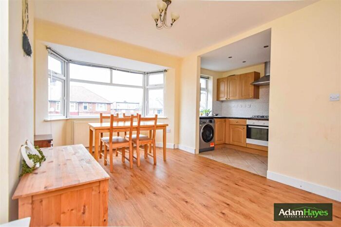 3 Bedroom Apartment To Rent In Cleveland Gardens, Cricklewood, NW2