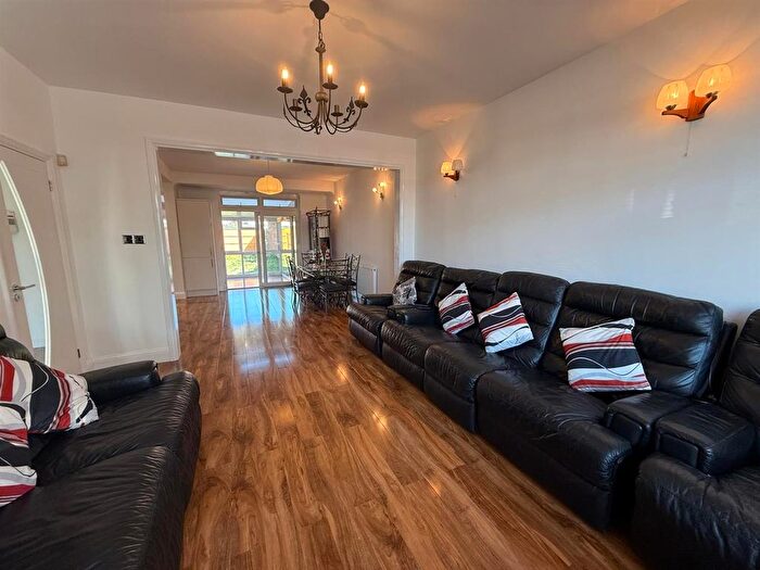 3 Bedroom Terraced House To Rent In Dorchester Avenue, London, N13