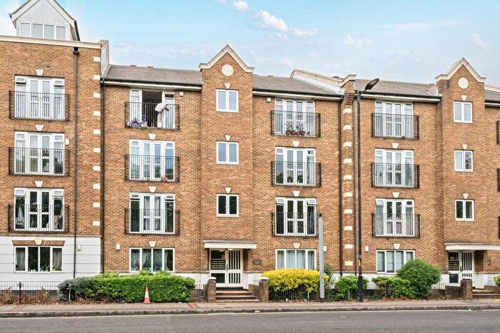 2 Bedroom Flat To Rent In Albany Road, Camberwell, London, SE5