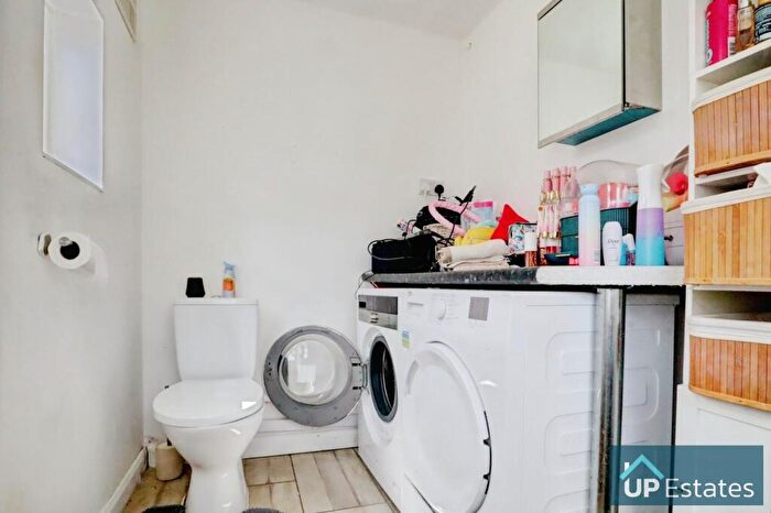 3 Bedroom Semi-Detached House For Sale In St James Lane, Coventry, CV3