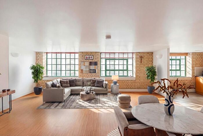 2 Bedroom Apartment For Sale In Merchant Court, Wapping, E1W
