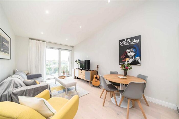 1 Bedroom Flat For Sale In Plough Road, Battersea, SW11