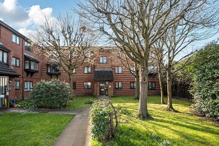 2 Bedroom Flat For Sale In Eastern Road, London, Uk, N22
