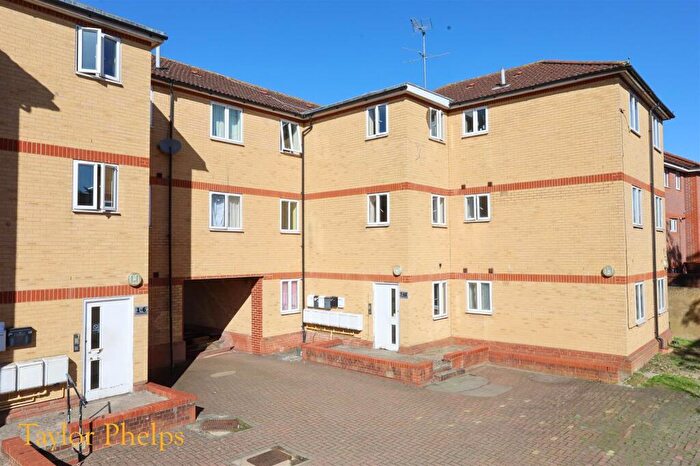 2 Bedroom Apartment For Sale In Hobbs Close, Cheshunt, EN8