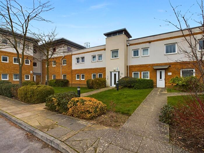 1 Bedroom Flat To Rent In Pool Close, West Molesey, KT8