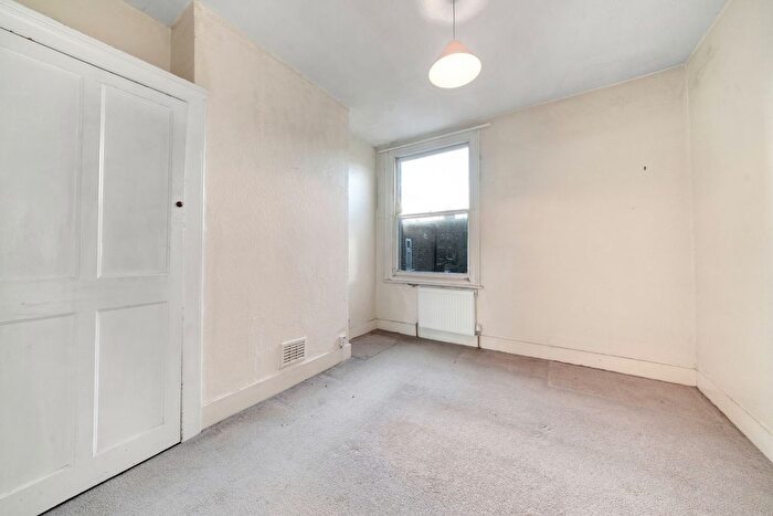 1 Bedroom Flat For Sale In A Eastbury Grove, London, W4