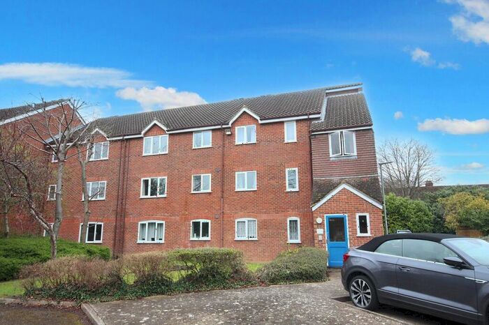 2 Bedroom Flat For Sale In Haysman Close, Letchworth Garden City, SG6