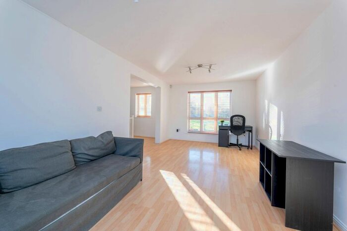 4 Bedroom Semi-Detached House To Rent In Creswick Road, Acton, London, W3