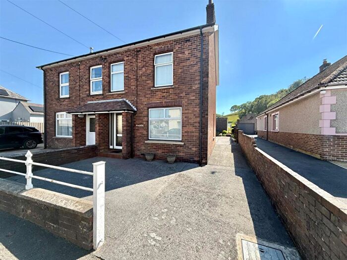 3 Bedroom House For Sale In Llanybydder, SA40