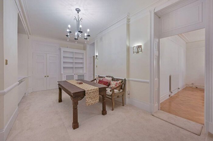 2 Bedroom Flat To Rent In Queen's Gate, South Kensington, London, SW7