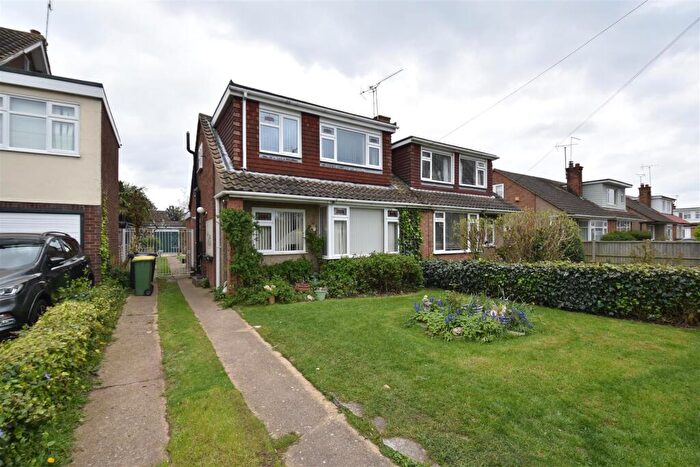 3 Bedroom Chalet For Sale In Ashcombe, Rochford, SS4