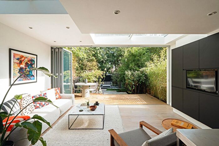 5 Bedroom Property For Sale In Holmesdale Road, London, N6