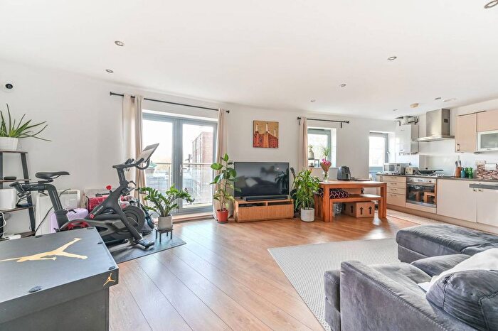 2 Bedroom Flat To Rent In Battersea Park Road, Battersea, London, SW11