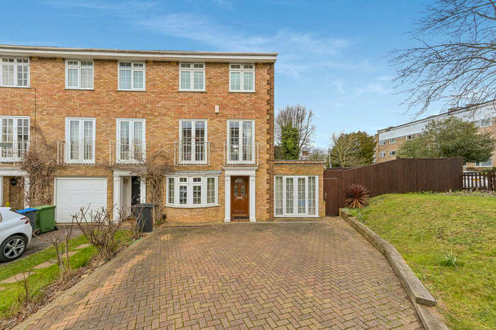 4 Bedroom Town House To Rent In Selsdon Close, Surbiton, KT6