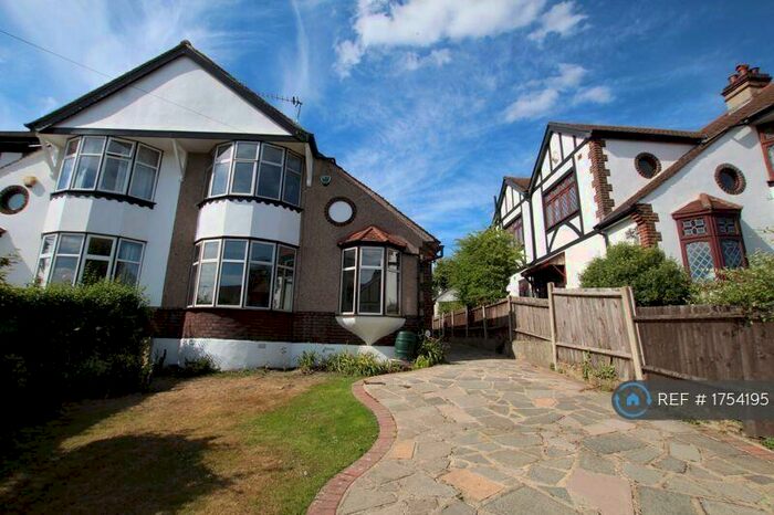 3 Bedroom Semi-Detached House To Rent In Cedar Grove, Bexley, DA5