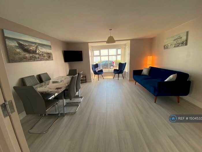 2 Bedroom Flat To Rent In Kings Parade, Holland-On-Sea, CO15