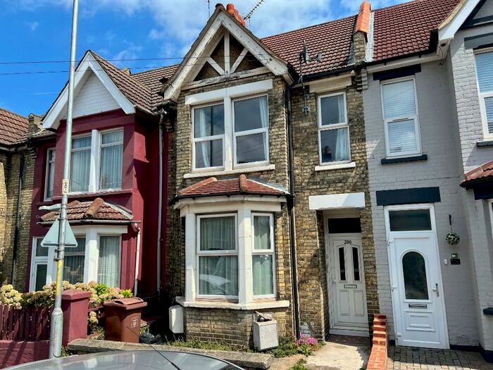 1 Bedroom Flat To Rent In Canterbury Street, Gillingham, Kent, ME7