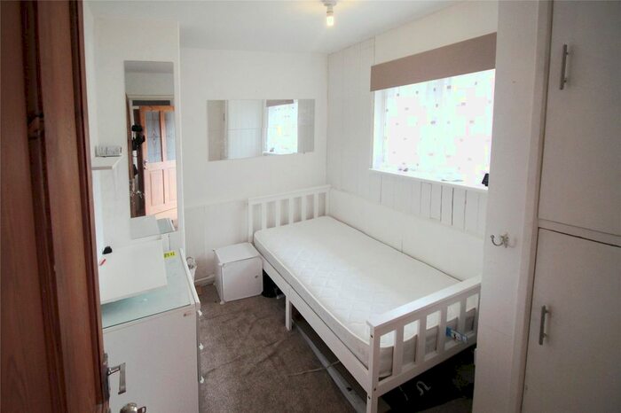 2 Bedroom Flat To Rent In Chaucer Avenue, Willenhall, West Midlands, WV12
