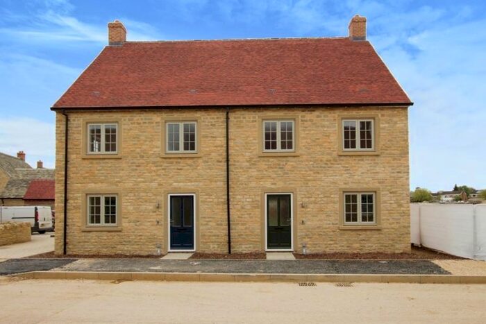 3 Bedroom Semi-Detached House For Sale In Cowells Road, Woodstock, OX20