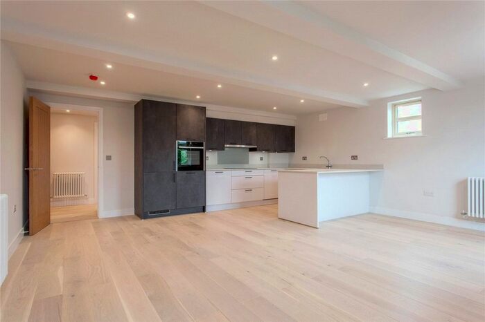 2 Bedroom Flat To Rent In Hurlingham House, Quebec Road, Henley-On-Thames, Oxfordshire RG9