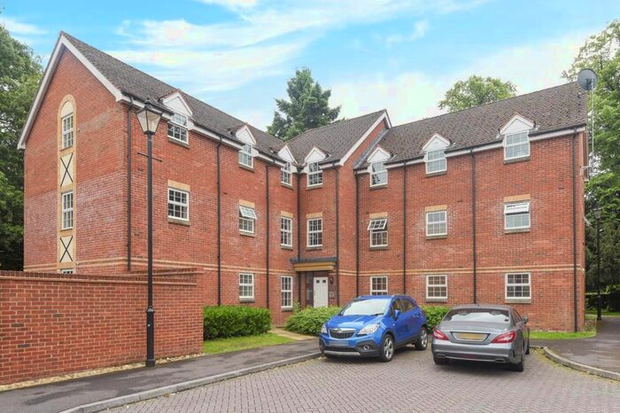 2 Bedroom Flat To Rent In Newbury, Berkshire, RG14