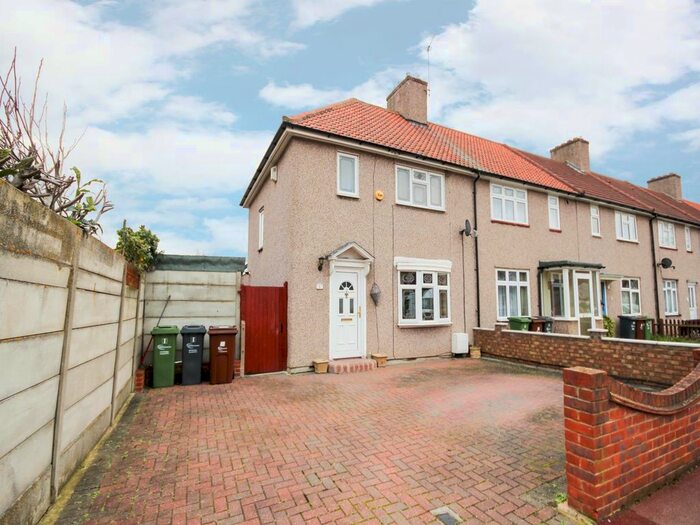 3 Bedroom Detached House To Rent In Winterbourne Road, Dagenham, Essex, RM8