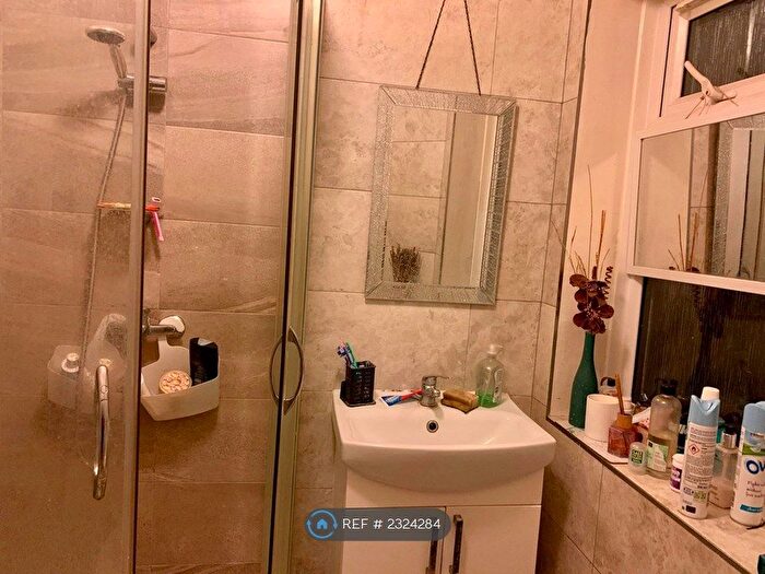 2 Bedroom Flat To Rent In Godfrey Walk, Ashford, TN23
