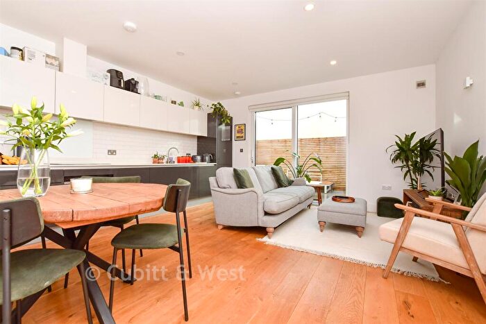 2 Bedroom Apartment For Sale In Purley Rise, Purley, Surrey, CR8