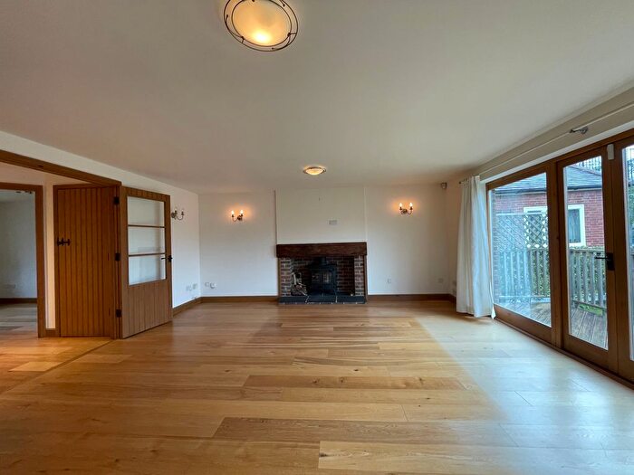 Bungalow To Rent In Thames Side, Staines, TW18