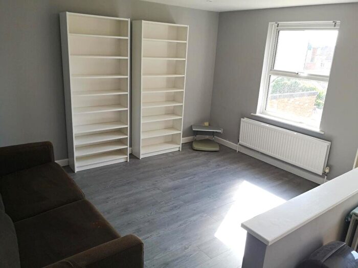 2 Bedroom Flat To Rent In New High Street, Headington, Oxford, OX3