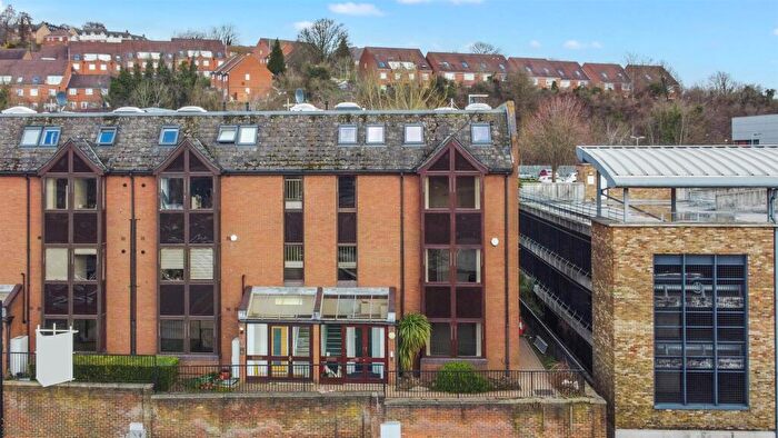 2 Bedroom Flat To Rent In Bellfield Road, High Wycombe, HP13