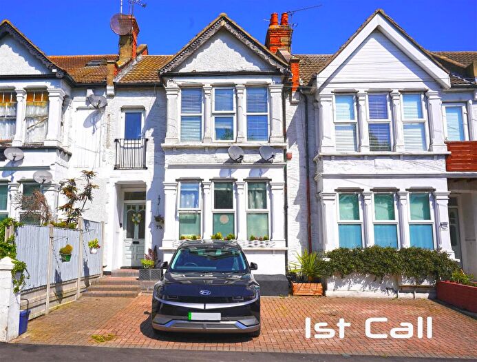 2 Bedroom Flat For Sale In Woodgrange Drive, Southend On Sea, SS1