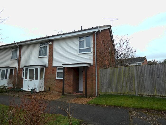 3 Bedroom Property To Rent In , Semper Close, Knaphill, GU21