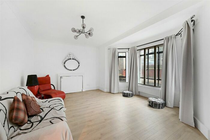 1 Bedroom Flat To Rent In Cromwell Road, Earls Court, SW5