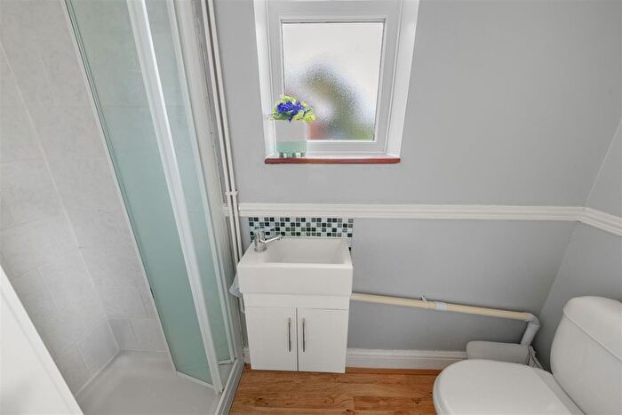 3 Bedroom Detached House For Sale In Lansbury Drive, Hayes, UB4