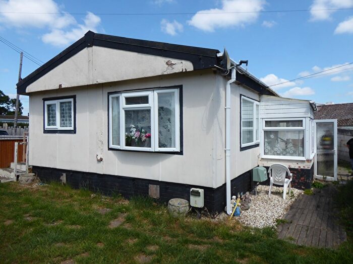2 Bedroom Mobile/park Home For Sale In Loddon Court Farm Park, Beech Hill Road, Spencers Wood, Reading, Berkshire, RG7