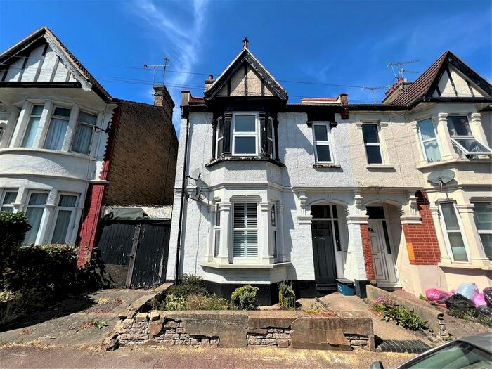 2 Bedroom Flat To Rent In Beedell Avenue, Westcliff-On-Sea, SS0