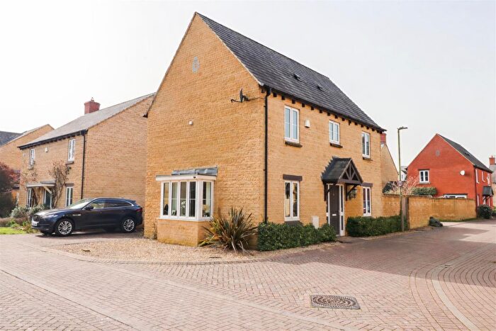 4 Bedroom Detached House To Rent In Lewisfield Way, Woodstock, OX20