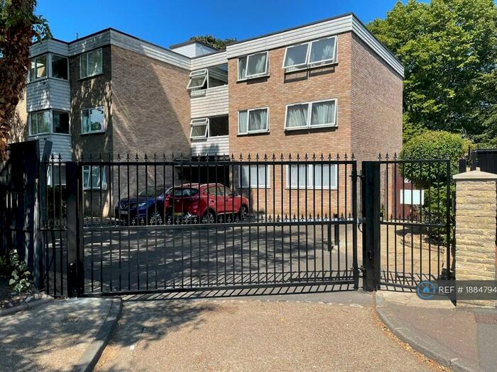 3 Bedroom Flat To Rent In Greenway Court, Ilford, IG1