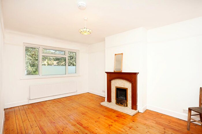 2 Bedroom Flat For Sale In Meadowview Road, Lower Sydenham, SE6