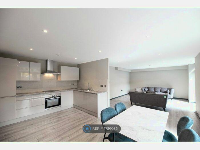 2 Bedroom Flat To Rent In Trinity Apartments, Leeds, LS13