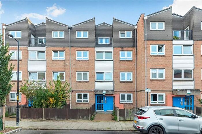 2 Bedroom Flat To Rent In Chatham Street, Elephant And Castle, SE17