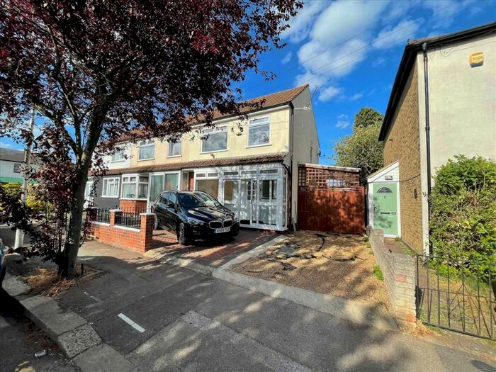 3 Bedroom End Of Terrace House To Rent In Shakespeare Road, Romford, Romford, RM1