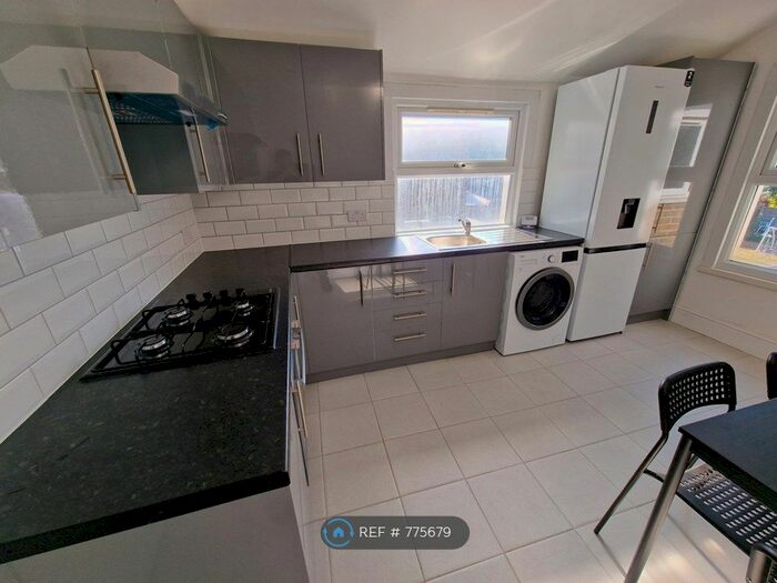 2 Bedroom Flat To Rent In First Floor, London, E12