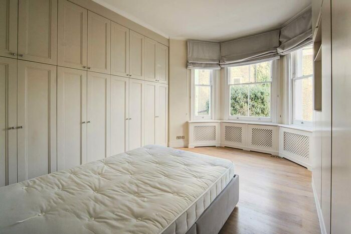 3 Bedroom Flat To Rent In Tregunter Road, Chelsea, London, SW10