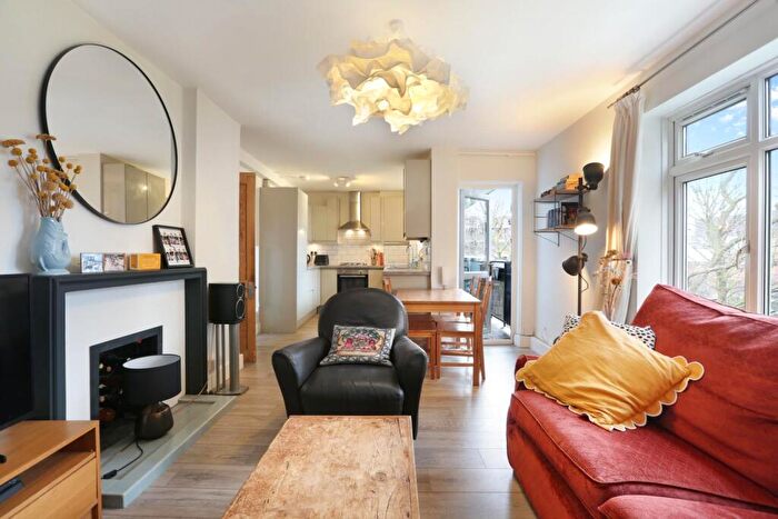 2 Bedroom Flat For Sale In Lowth Road, London, SE5