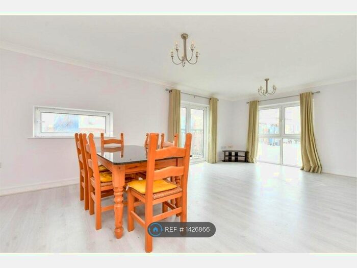 2 Bedroom Flat To Rent In Renaissance Court, Sutton, SM1
