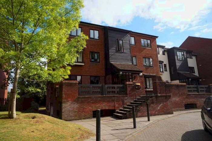 2 Bedroom Flat To Rent In Oakdene Close, Hatch End, Pinner, HA5